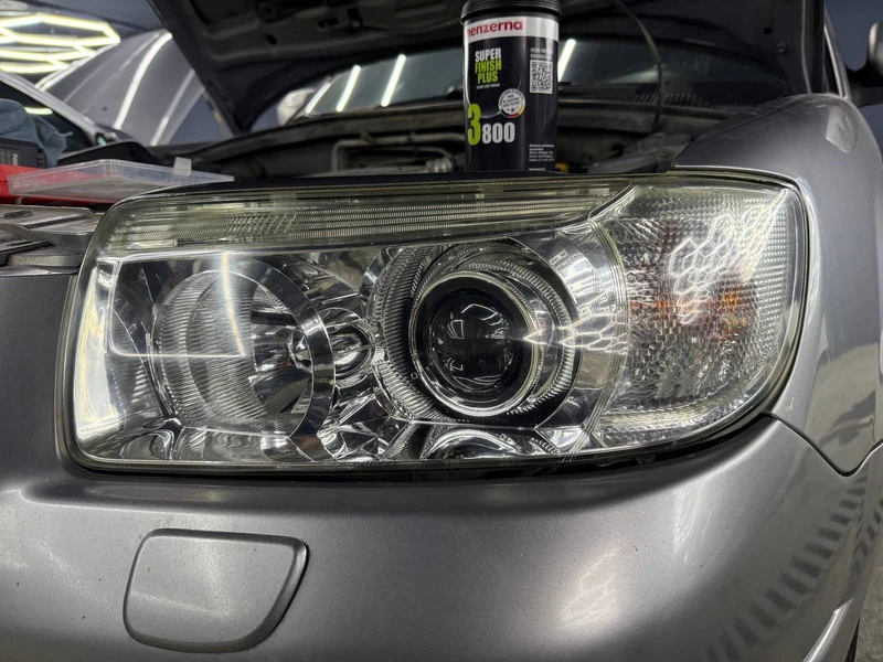Subaru Forester — фара после полировки, видна паста Menzerna 3800