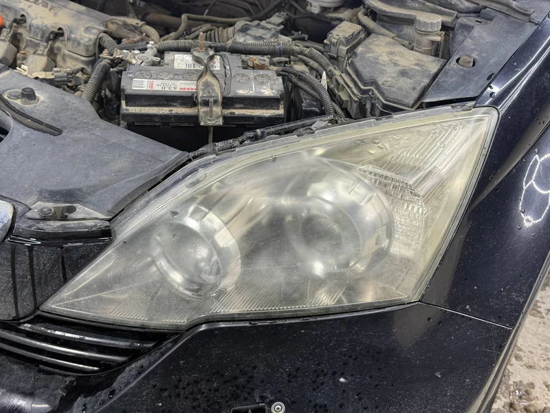 Honda CR-V — процесс полировки фары: верх восстановлен, низ ещё мутный